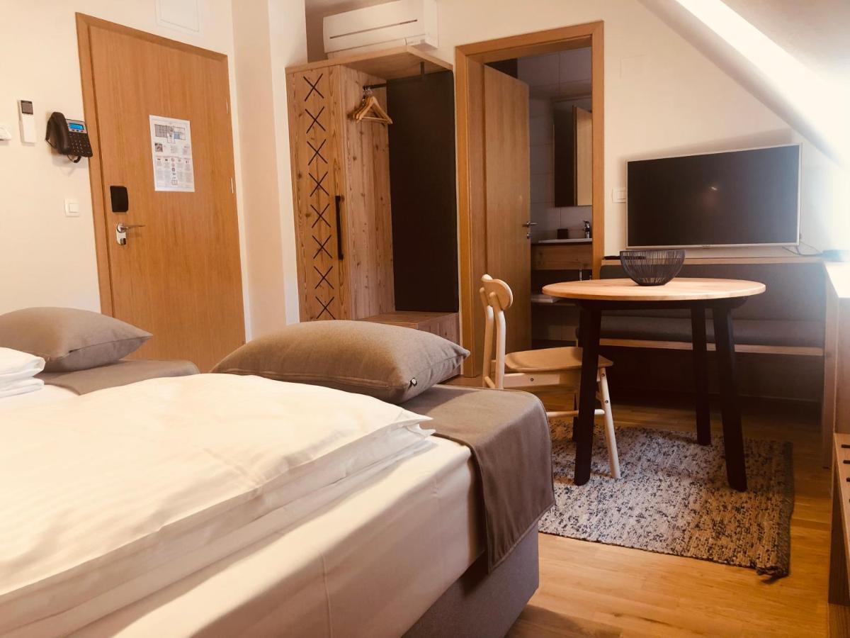 Na Vasi Restavracija In Prenocisca Hotel Škofja Loka Exterior foto